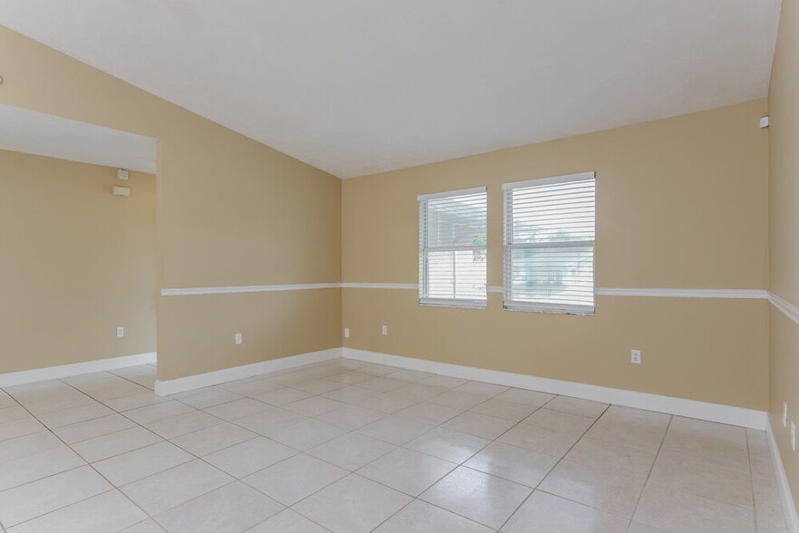 Building Photo - 1819 E Glancy Dr