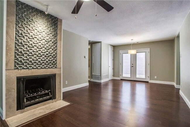 Building Photo - Adorable Condo in Oak Lawn!