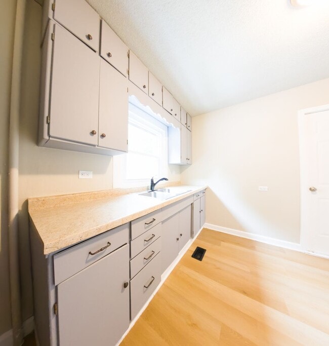 Building Photo - 1200 Sqft. 2 Bedroom 1 Bath