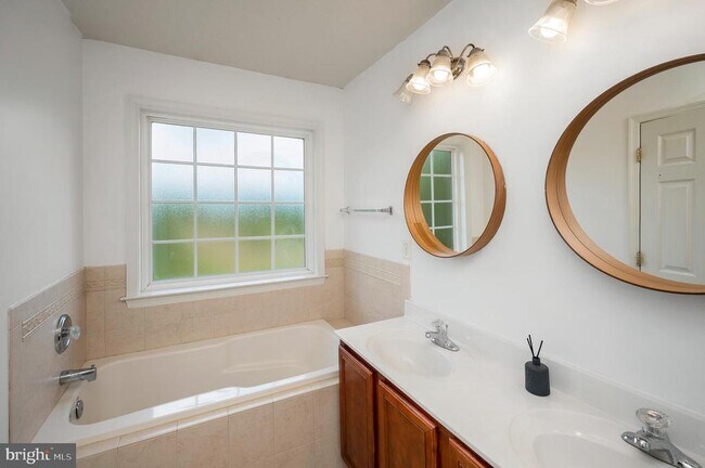 Building Photo - 104 Stingray Ct