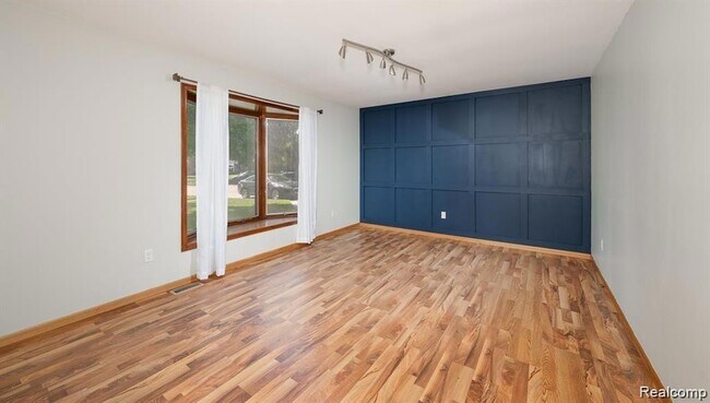 Building Photo - 41415 Harvard Dr