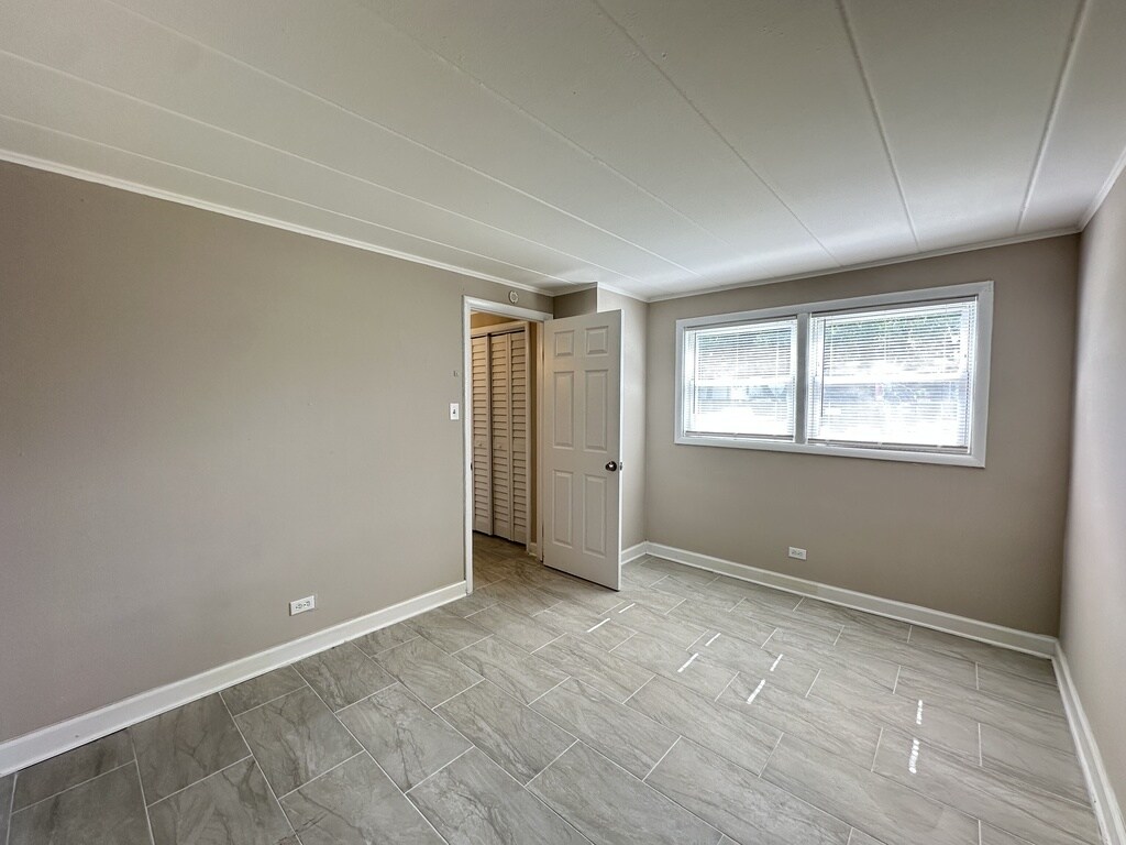 Building Photo - 9630 Ivanhoe Ave