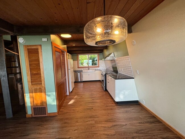 Building Photo - Beautiful Ocean Front Home in Seal Rock!