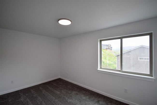 Building Photo - New South Hills Duplex Stunner!