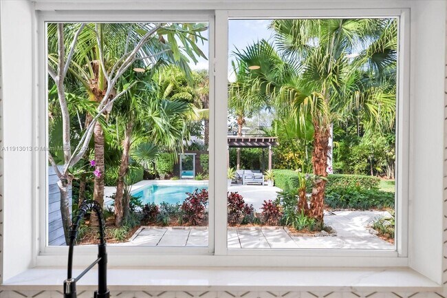 Building Photo - 863 NE 90th St