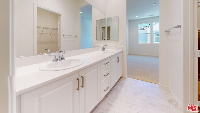 Building Photo - 2410 E Agave St