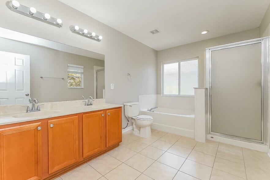 Building Photo - 9121 Lantern Oak Way