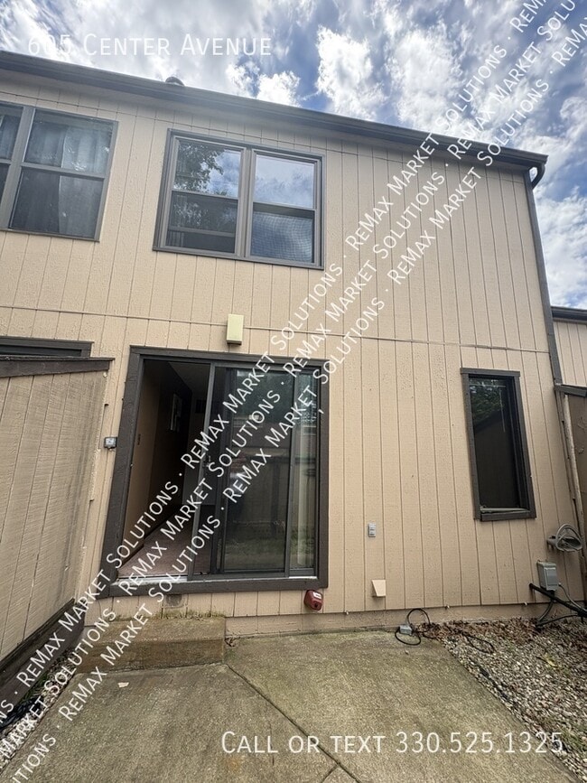 Building Photo - 605 Center Ave