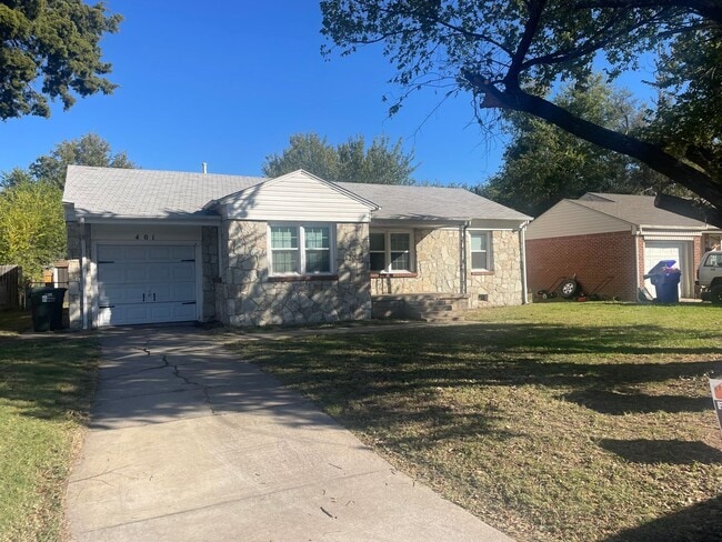 Building Photo - 3 bed, 1 bath , beautiful wood floors, fen...