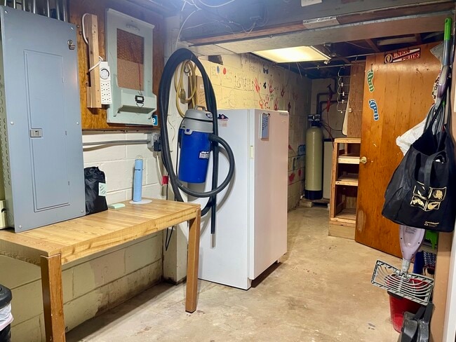 Building Photo - 37020 N Helen Dr