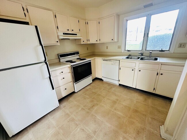 Building Photo - 3 Bedroom 2.5 Bath Townhouse