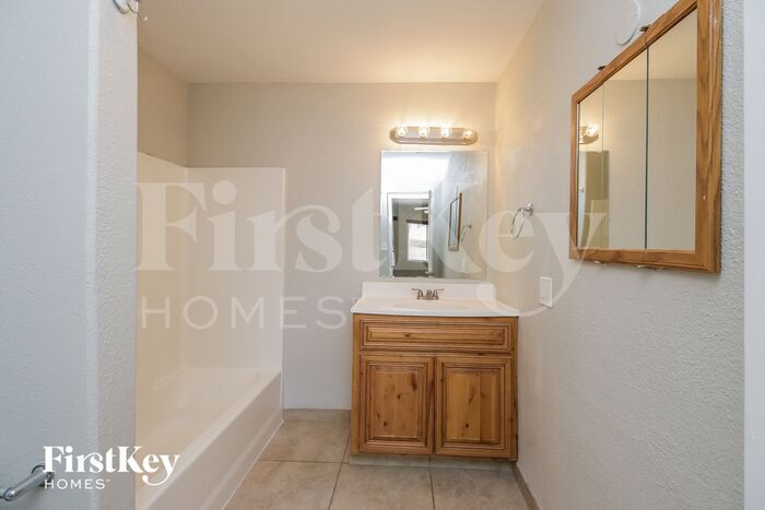 Building Photo - 657 W Barrow Dr