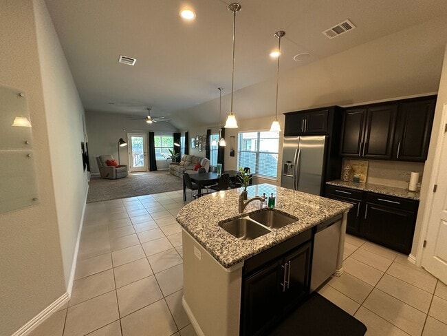 Building Photo - 909 Hartman Dr