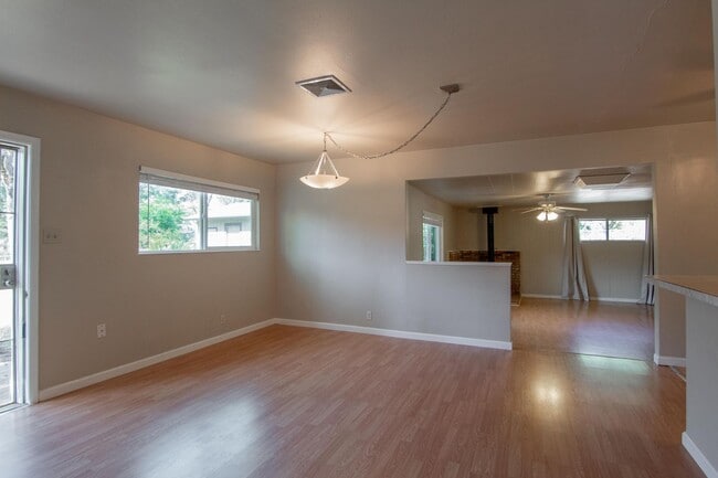 Building Photo - 2 Bedroom North Redding Home with Bonus Room. Completely Fenced!