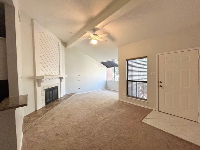 Building Photo - Centrally Located 2 Bed 1 Bath Condo