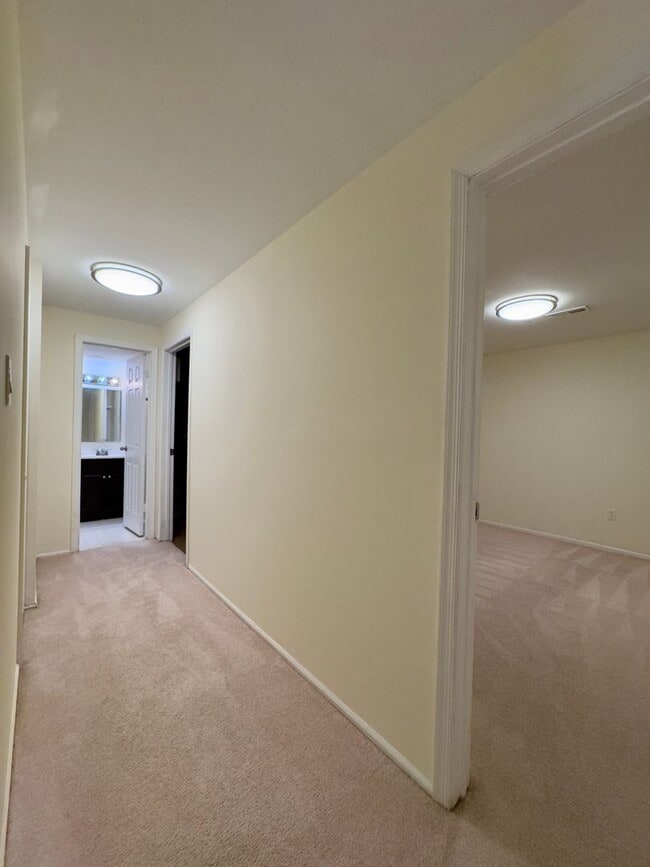 Building Photo - Spacious 4Bed/3.5Bath in Woodlawn