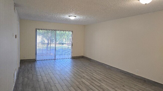 Building Photo - 2810 Riverside Dr