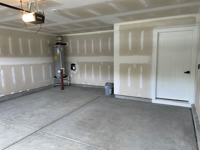 Building Photo - 3 Bedroom 2 Bathroom House In Hickman's Cr...