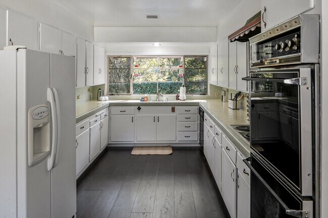 Building Photo - 19471 Rosita St