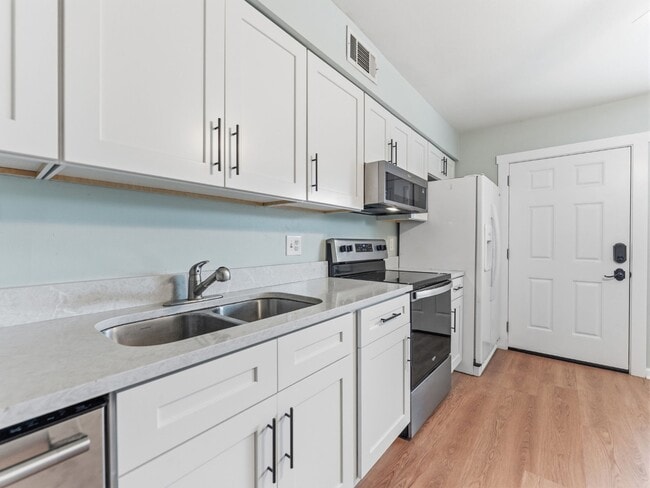 Building Photo - Absolutely stunning executive 2/1.5 townhome in South Tampa