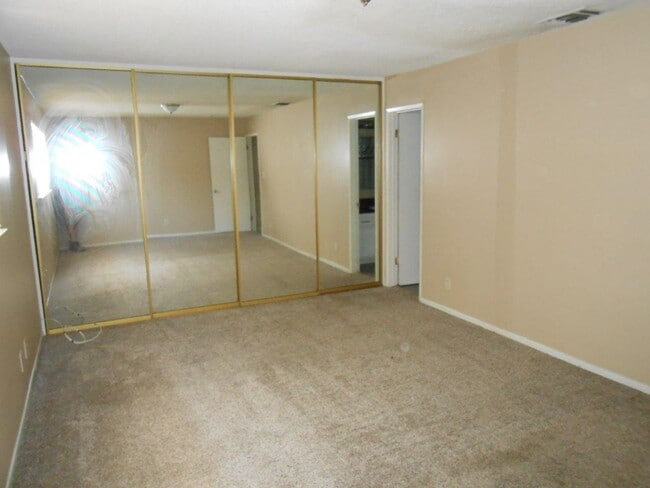 Building Photo - Spacious 2 story Townhouse with Community Pool