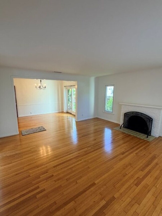 Building Photo - Pico-Robertson / Beverlywood 2 beds + 1.5 baths Spanish house PLUS Studio ADU  | Pool+Jacuzzi & e...