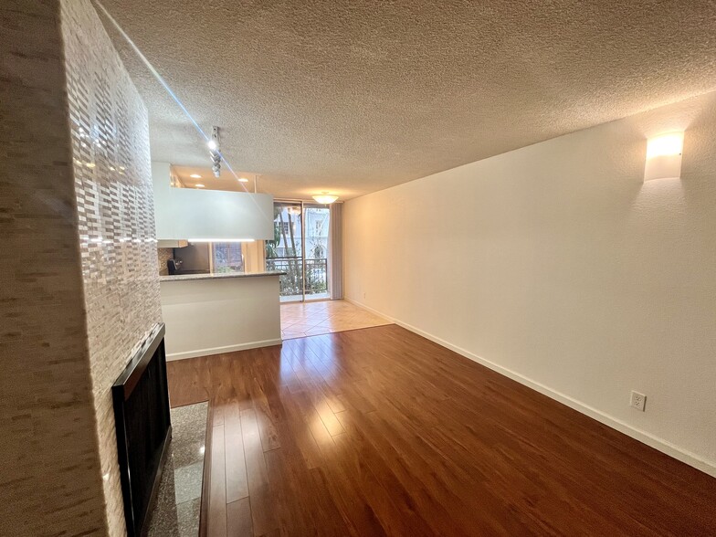 Building Photo - 659 S Cloverdale Ave