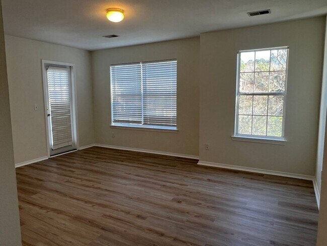 Building Photo - Four Bedroom Town Home with Two Car Garage in University Park-Renovated! Free First Month For Qua...