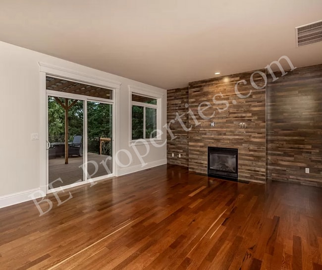 Building Photo - Beautiful Federal Way Home