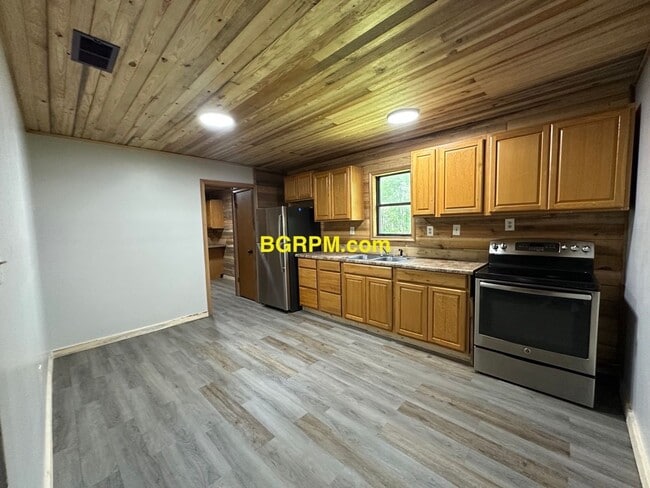 Building Photo - 3 Bed 2 Bath