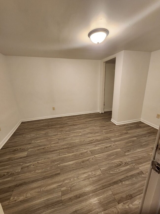 Building Photo - Apartment Unit with Appliances