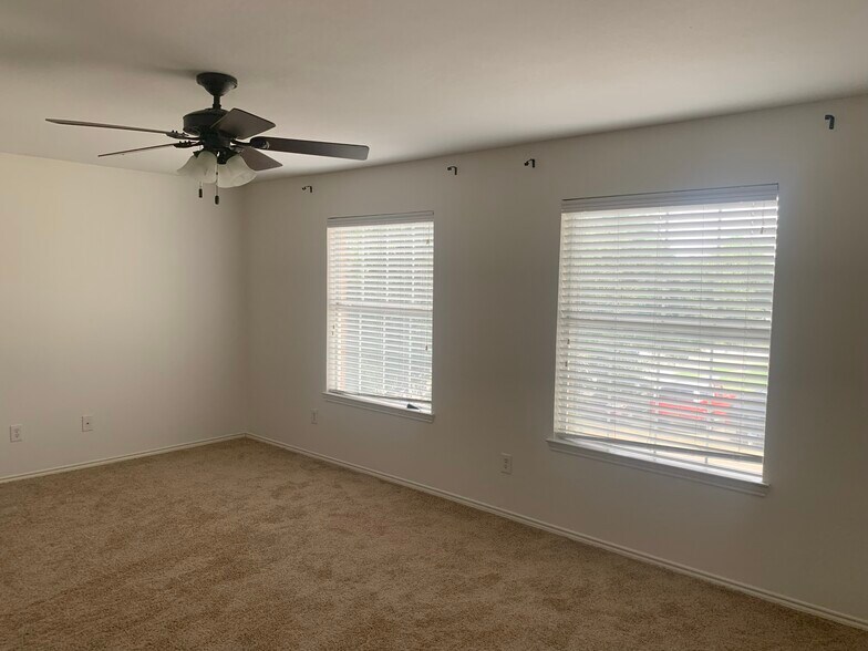 Building Photo - 3204 Paradise Valley Dr