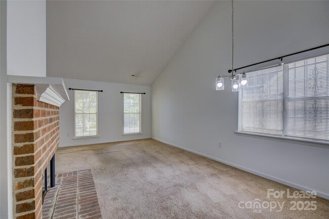 Building Photo - 405 N Summit Ave
