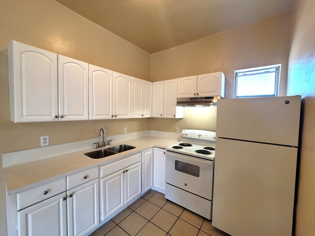 Building Photo - Large 4bd/2bth Unit in Logan Heights with ...