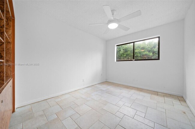 Building Photo - 19402 NE 19th Ct