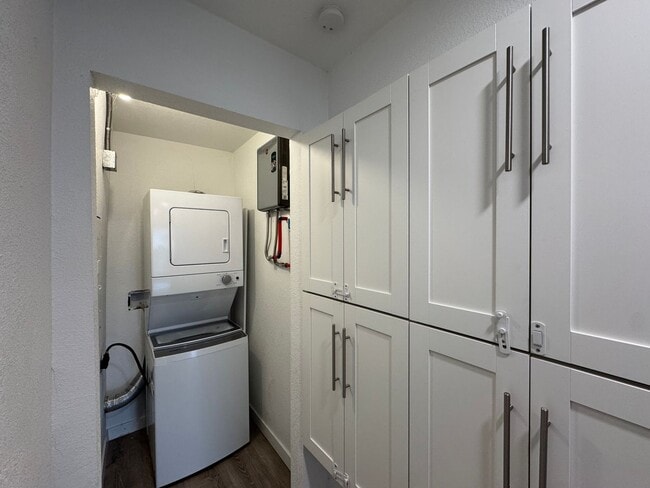 Building Photo - 527 S 50th St