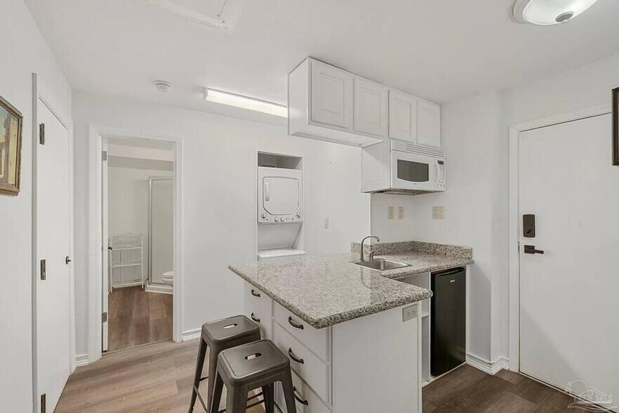 Building Photo - 2370 Hencye Dr