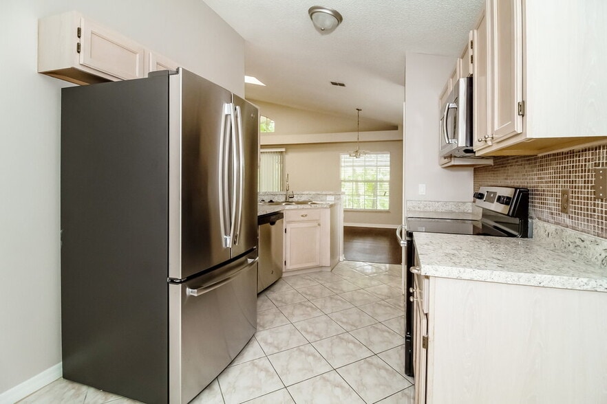 Building Photo - 996 Maple Ct