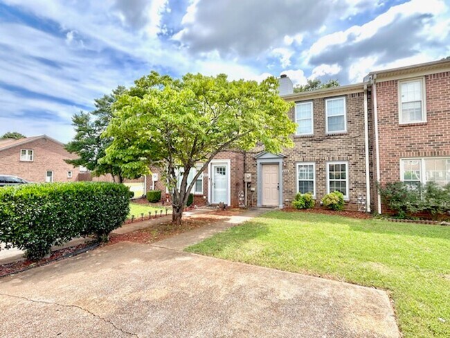 Building Photo - Beautiful Townhome in the Heart of Madison! MOVE IN SPECIAL!