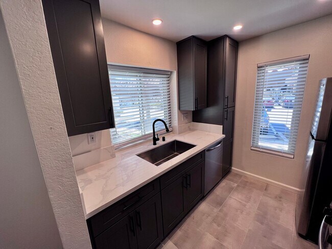 Building Photo - Newly Renovated 2B/2BA Condo in Mira Mesa!