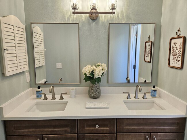 Building Photo - Seasonal Short-Term 2 Bedroom 2 Bathroom 2nd Floor Condo in Estancias of Capri Isles!