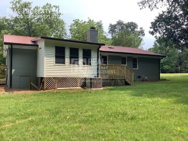 Building Photo - *Move In Special* One Level 3 BR/2BA Brick...