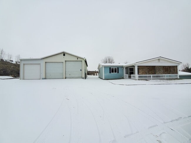 Building Photo - 3 Bedroom Home with Large Shop and Additio...