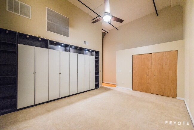 Building Photo - 1224 W Van Buren St