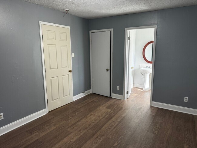 Building Photo - 5526 Stonewall St