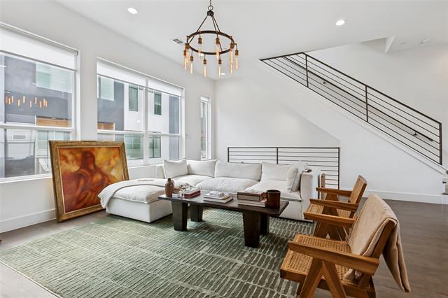 Building Photo - 2319 Kirby St