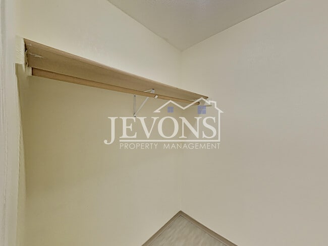 Building Photo - 1516 N Brook Ct