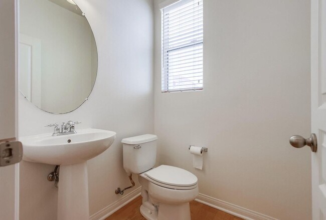 Building Photo - Available Now! Tri-Level 3 Bedroom 3.5 Bath Townhome!!