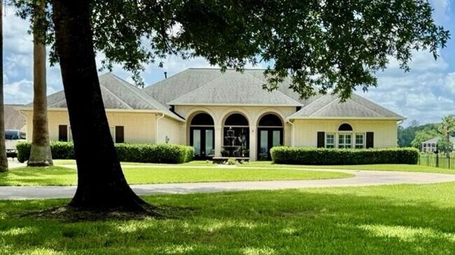 Building Photo - 31810 Edgewater Dr