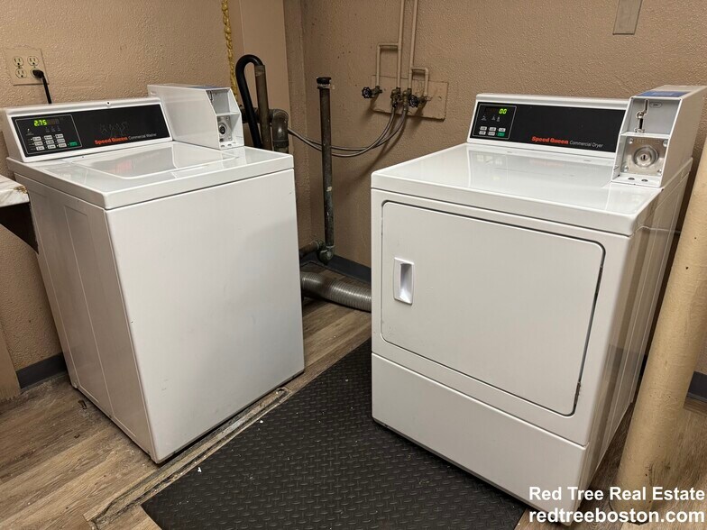 Building Photo - 837 River St